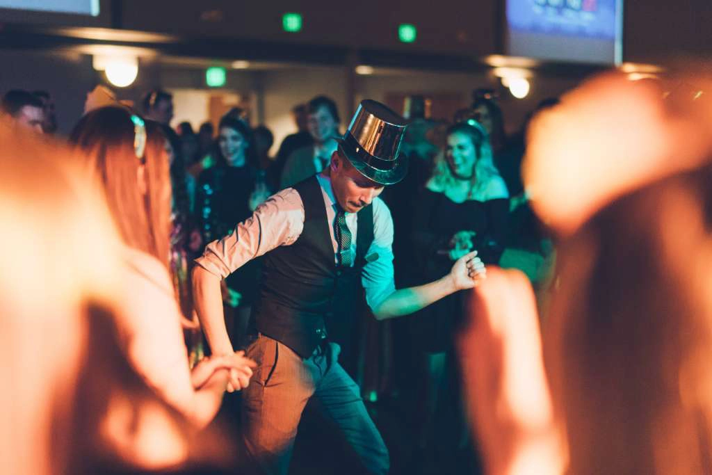une homme avec un chapeau dans durant une soirée d entreprise organisé avec DJ LITTLE G
