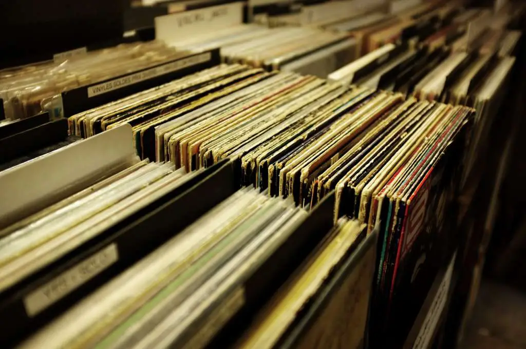 collection de disque vinyle retro et moderne pour bar a disque