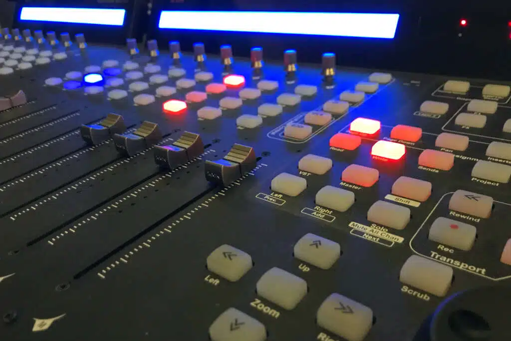 surface de controle midi motorisée - studio mixage le cannet - studio mastering cannes Surface de contrôle MIDI motorisée du studio de mixage et mastering de Little G au Cannet, près de Cannes