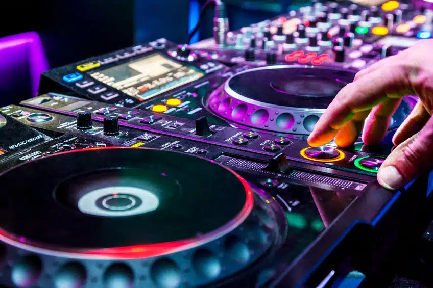 Comment choisir des jeux de lumière pour DJ débutant et créer une ambiance visuelle parfaite ?