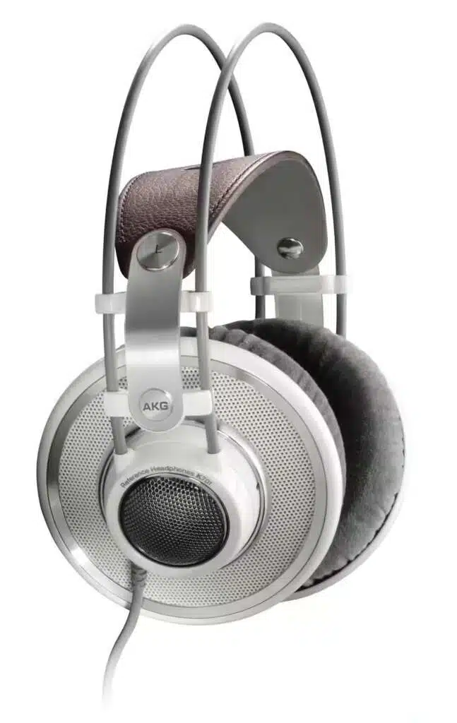 Casque AKG K701, offrant une qualité sonore exceptionnelle et un design confortable pour les audiophiles et les professionnels du son