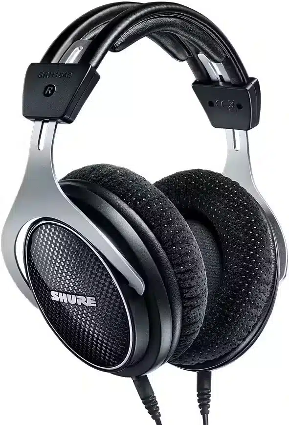 Casque de studio Shure SRH1540 : un modèle haut de gamme offrant un son exceptionnel, un confort optimal et une isolation acoustique de qualité.