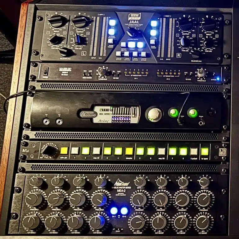 Left console mastering studio le cannet Service de mastering analogique professionnel utilisant des machines de pointe : limiteurs, égaliseurs et convertisseurs pour un son riche et équilibré.