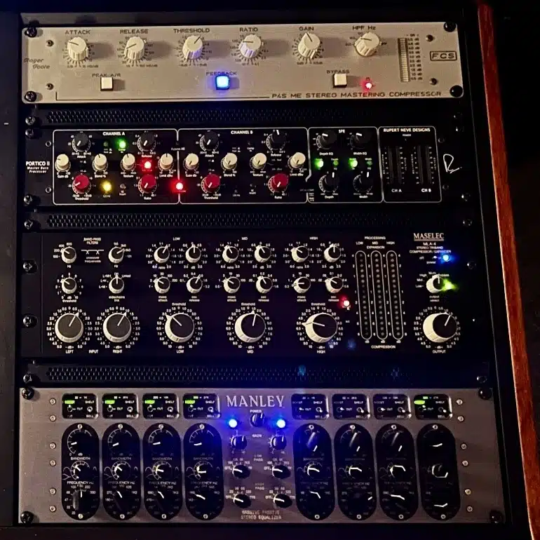 Right console mastering studio le cannet - copie Studio de Mastering analogique haut de gamme à Cannes avec des limiteurs, égaliseurs et convertisseurs professionnels pour un son clair, chaud et équilibré.