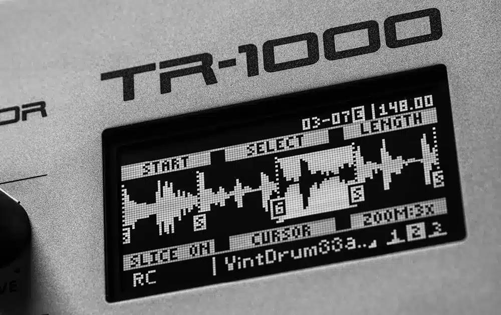 Gros plan sur l'écran d'édition de l'échantillonnage du Roland TR-1000 Rhythm Creator, affichant une forme d'onde et les paramètres d'édition.