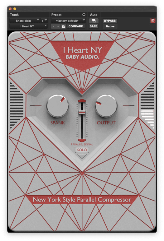 Capture d'écran de l'interface utilisateur de la v1.0 du plugin I Heart NY par Baby Audio. Elle présente une façade grise texturée avec des lignes géométriques rouges et une découpe en forme de cœur contenant trois commandes principales : deux gros boutons ronds 'SPANK' et 'OUTPUT' avec des indicateurs de position rouges, et un fader vertical central marqué 'PARALLEL SIGNAL' avec un bouton 'SOLO' activable (rouge, 'solo' allumé). Le logo 'I Heart NY BABY AUDIO' est en haut, et 'New York Style Parallel Compressor' est en bas. La barre de menu de la station de travail audio numérique (DAW) est visible en haut, montrant 'Snare Main' comme piste et le préréglage d'usine par défaut.