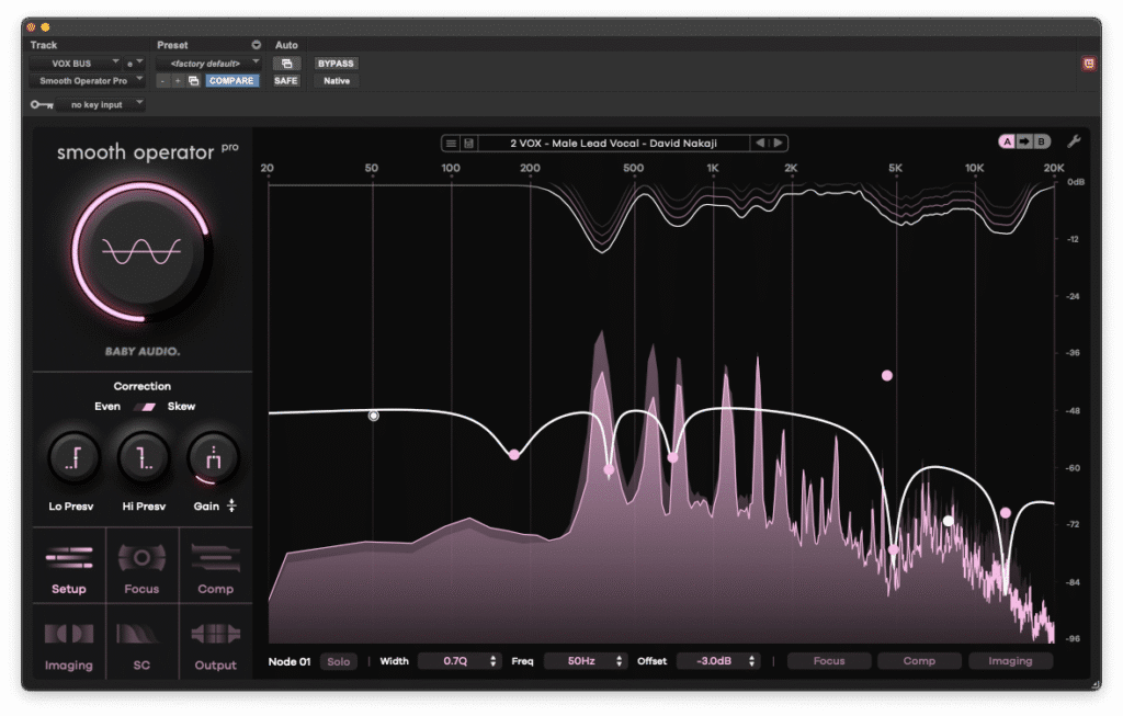 Capture d’écran de l’interface du plugin Smooth Operator Pro de Baby Audio en cours d’utilisation sur un bus vocal. L’interface sombre arbore un design néon rose. À gauche se trouvent un grand potentiomètre central luminescent, les paramètres Correction (Even/Skew), Lo Presv, Hi Presv, Gain et les onglets de navigation (Setup, Focus, Comp, Imaging, SC, Output). La partie droite affiche un analyseur de spectre en temps réel avec des pics fréquentiels roses et une courbe d’égalisation dynamique interactive avec plusieurs nœuds de contrôle.
