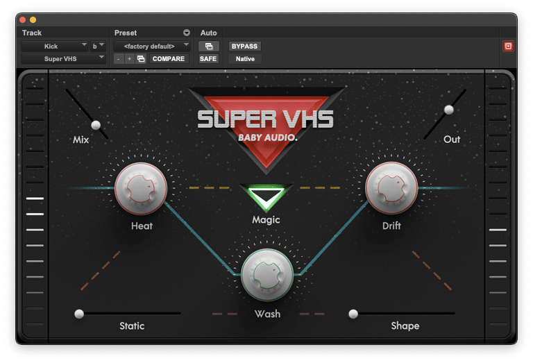 Capture d'écran de l'interface du plugin Super VHS de Baby Audio. La façade sombre mouchetée aux lignes rétro d'inspiration années 80 présente trois gros potentiomètres blancs disposés en triangle : Heat (saturation à bande), Drift (fluctuation de hauteur) et Wash (réverbération spatiale). Au centre, un bouton triangulaire vert fluo marque la commande Magic. Deux curseurs diagonaux contrôlent le Mix et l'Out, tandis que deux faders horizontaux au bas ajustent le souffle synthétique (Static) et le filtrage bitcrusher (Shape).