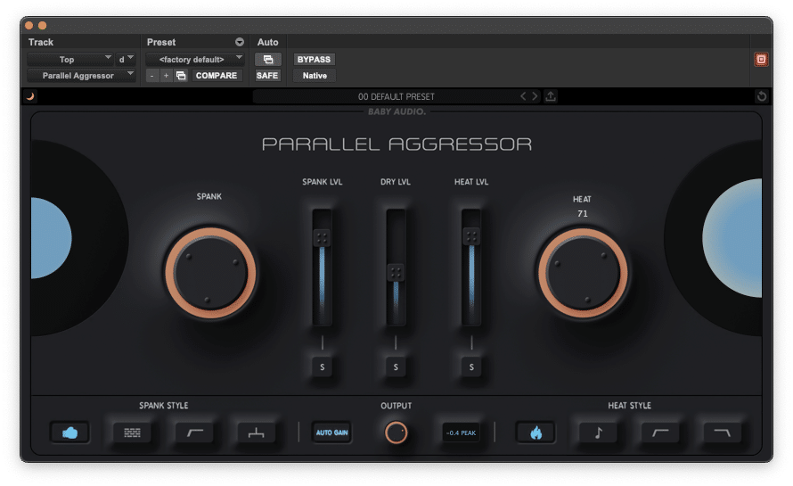 Capture d'écran de l'interface graphique du plugin Parallel Aggressor de Baby Audio. L'interface sombre arbore deux grands potentiomètres cerclés d'orange pour la compression (Spank) et la saturation (Heat, réglé sur 71). Au centre se trouvent trois faders verticaux rétroéclairés en bleu (Spank Lvl, Dry Lvl et Heat Lvl) surmontant des boutons Solo. En bas, la section de contrôle affiche les options de filtrage Spank Style et Heat Style, ainsi que les fonctions Auto Gain et Output.